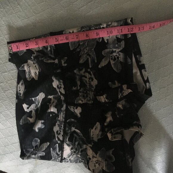 Old Navy Active Go-Dry Fitted Shorts Medium - Picture 5 of 6